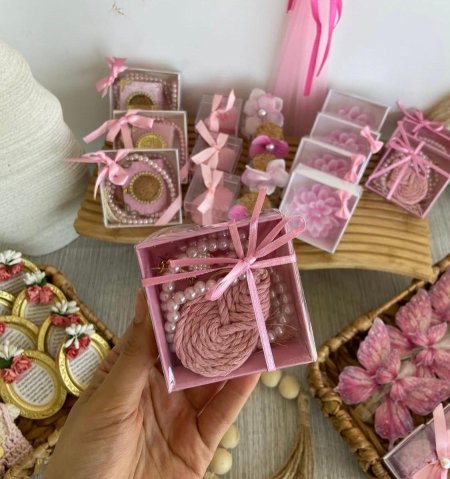 مدالية مع مسبحة لون زهري