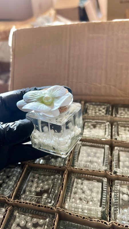 ورة بيضاء مع توشيحة خفيفة من الاخضر