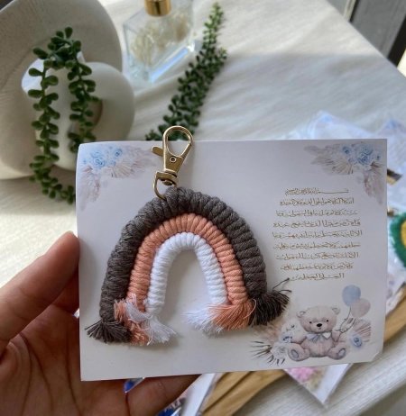 بني وبرتقالي